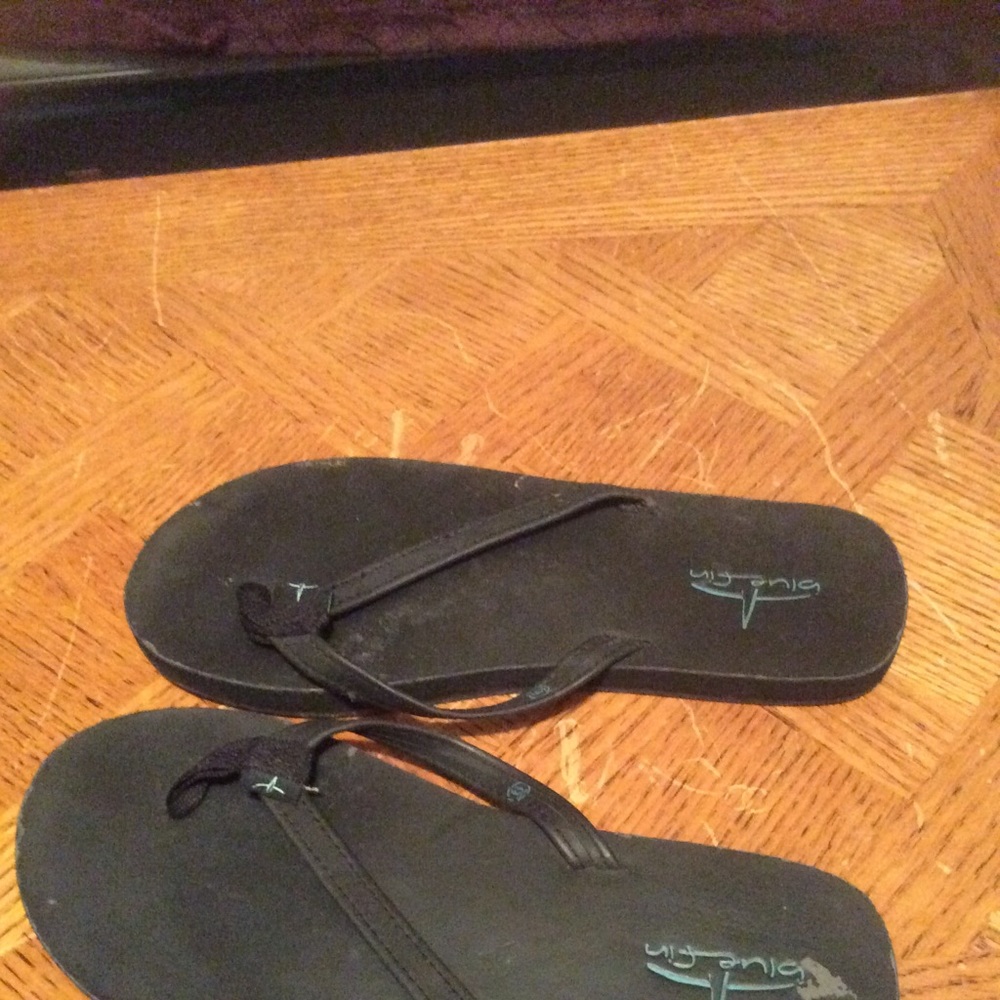 Blue Fin size 6 flip flops